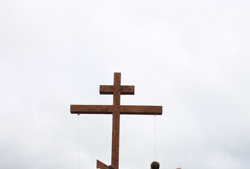 Установка креста на месте будущей часовни