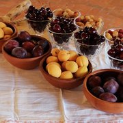 Свежие ягоды и фрукты в Трактире "Попов луг"